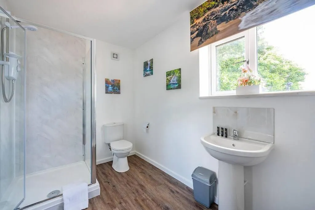 *F1Br* For Your Most Relaxed & Cosy Stay + Free Parking + Free Fast Wifi Batley 0*,